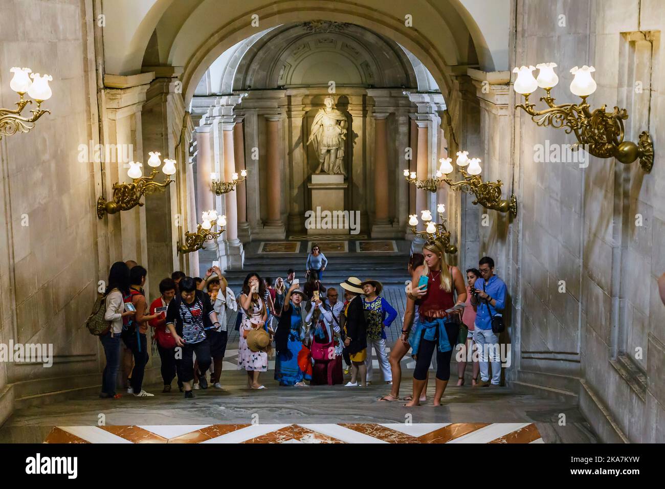 MADRID, SPAGNA - 24 MAGGIO 2017: Un gruppo di turisti non identificati sulla scala della parata del Palazzo reale.Ascent Foto Stock