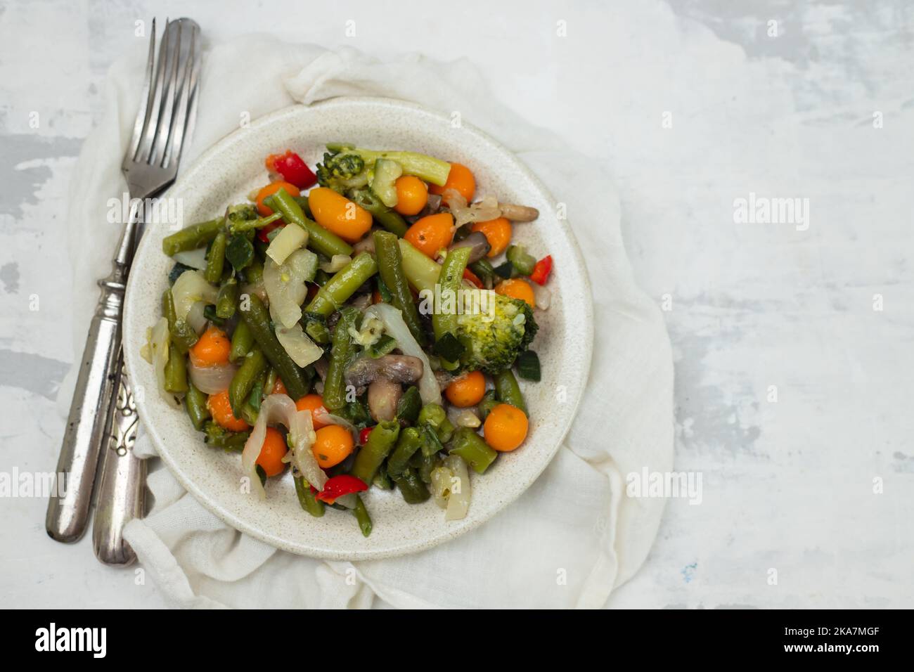 Verdure bollite miste su un piatto marrone chiaro Foto Stock