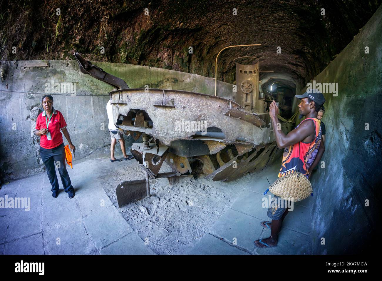 I turisti che visitano i resti del trasporto giapponese della seconda guerra mondiale chiatta nel tunnel chiatta. Rabual, Isola della Nuova Gran Bretagna, Papua Nuova Guinea Foto Stock