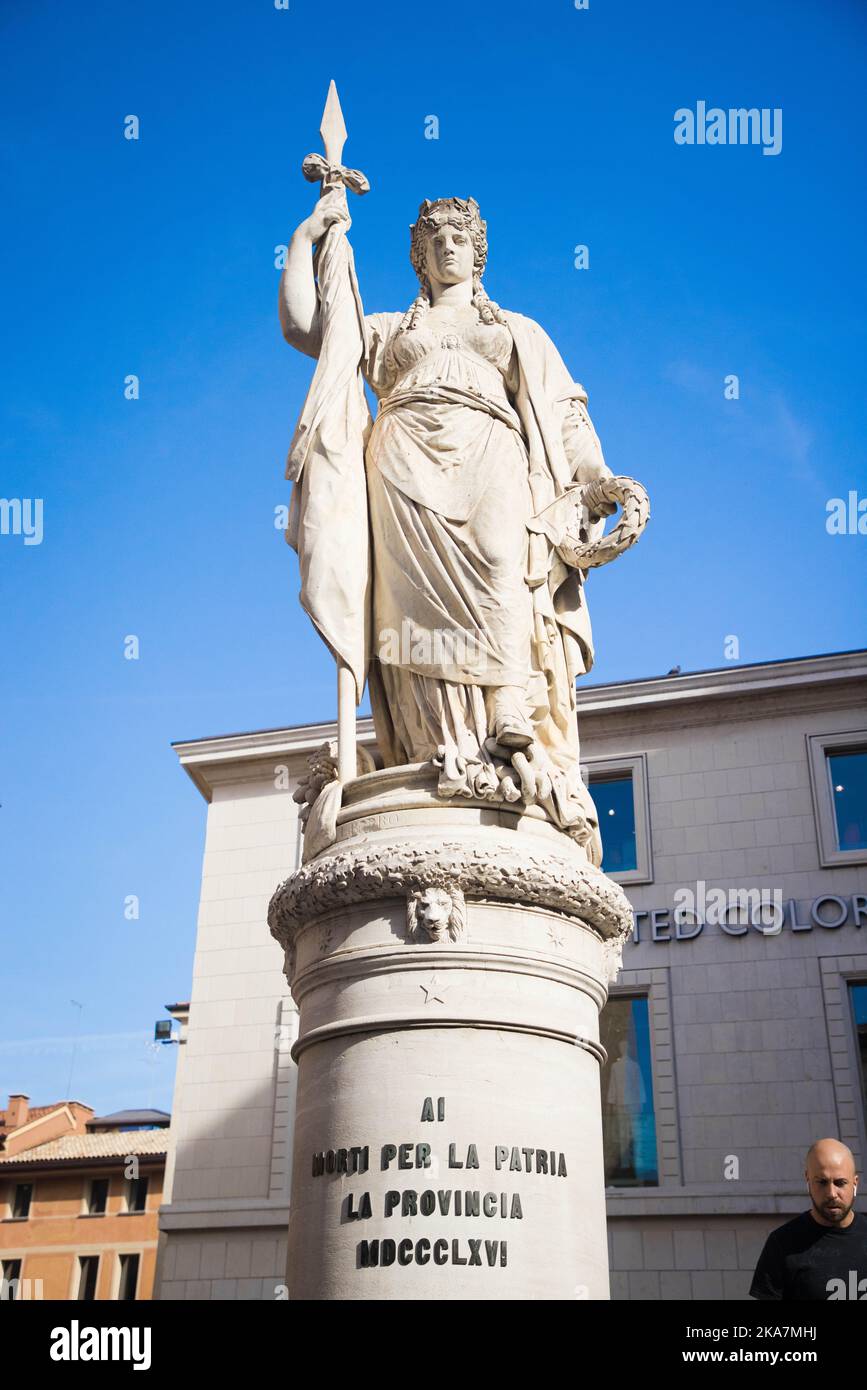 Piazza Indipendenza a Treviso e monumento della Statua 'ai morti della Patria' (ai morti della Patria) con alle spalle il Palazzo dei Trecento Foto Stock