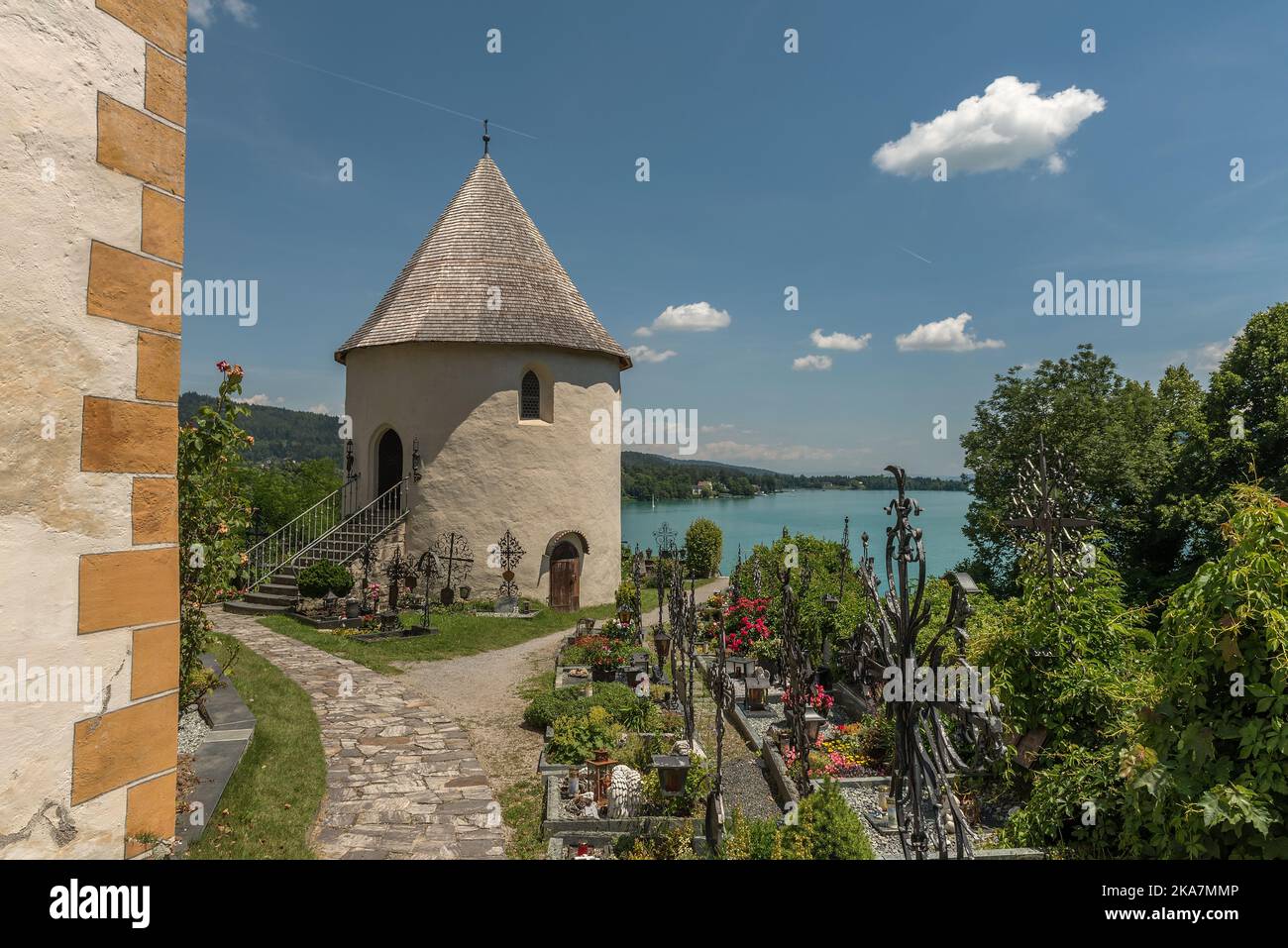 Vista sul Wörthersee dalla chiesa parrocchiale di Maria Wörth Foto Stock