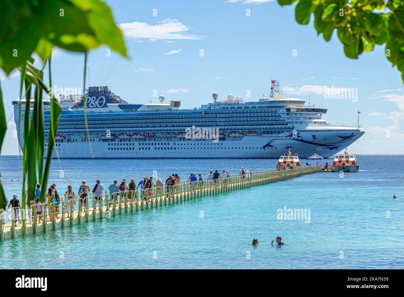 I passeggeri sono trasferiti al molo da piccole aste da navi da crociera ancorate al largo delle Isole Conflict, Papua Nuova Guinea Foto Stock