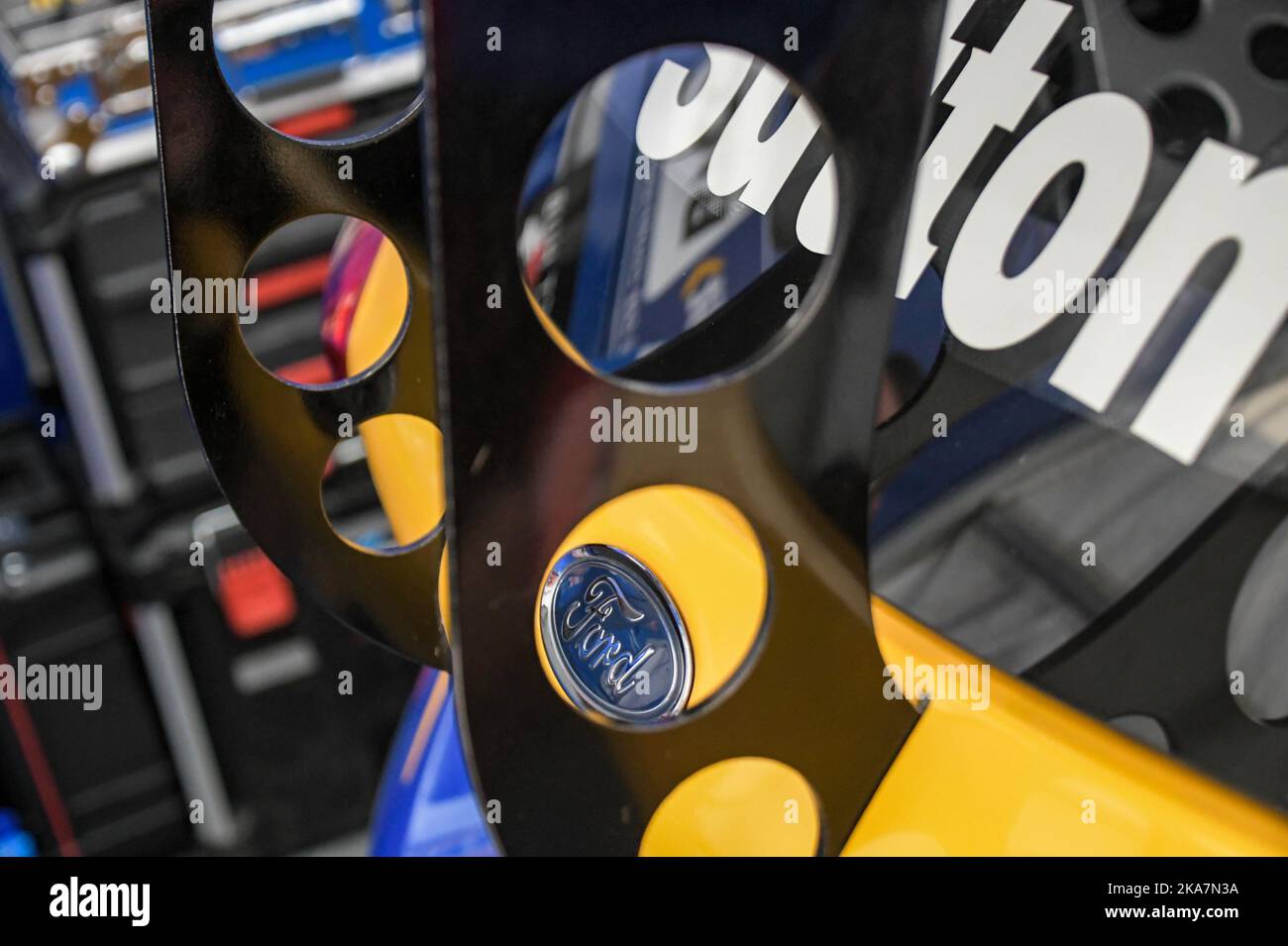 Btcc Thruxton 2022, primo piano del logo Ford attraverso i fori nello spoiler posteriore, Napa Racing, Sutton. Foto Stock