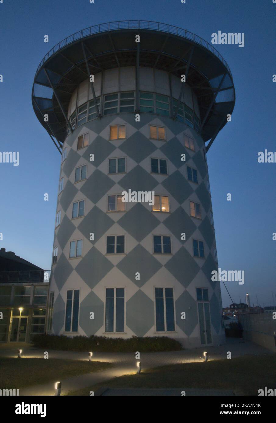 Un edificio a torre vicino alla Marina Foto Stock