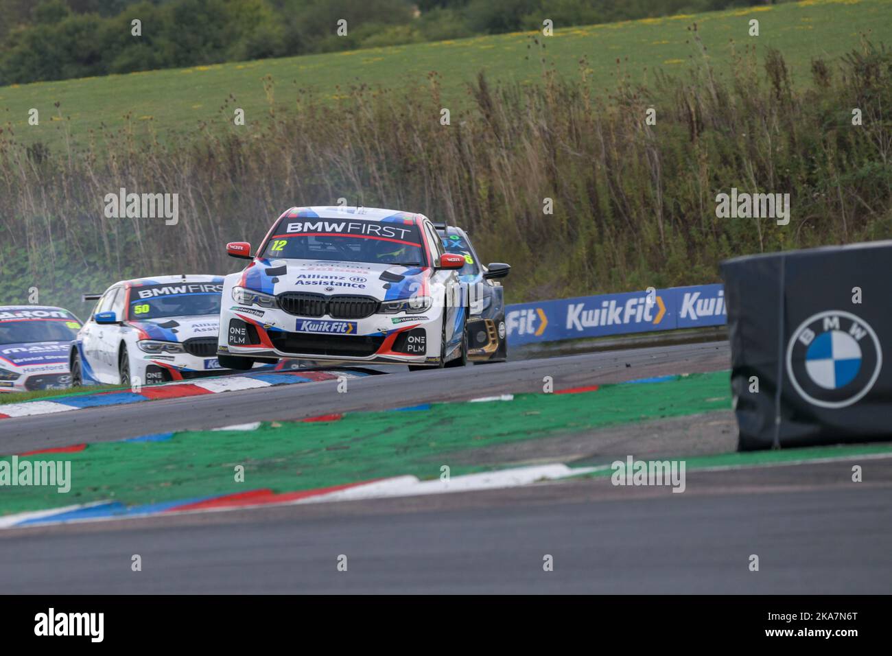 Stephen Jelley, Team BMW, numero 12 corse intorno alla chicane a Thruxton con il suo compagno di squadra dietro BTC Racing Thruxton 2022, BTCC, vetture in azione Foto Stock