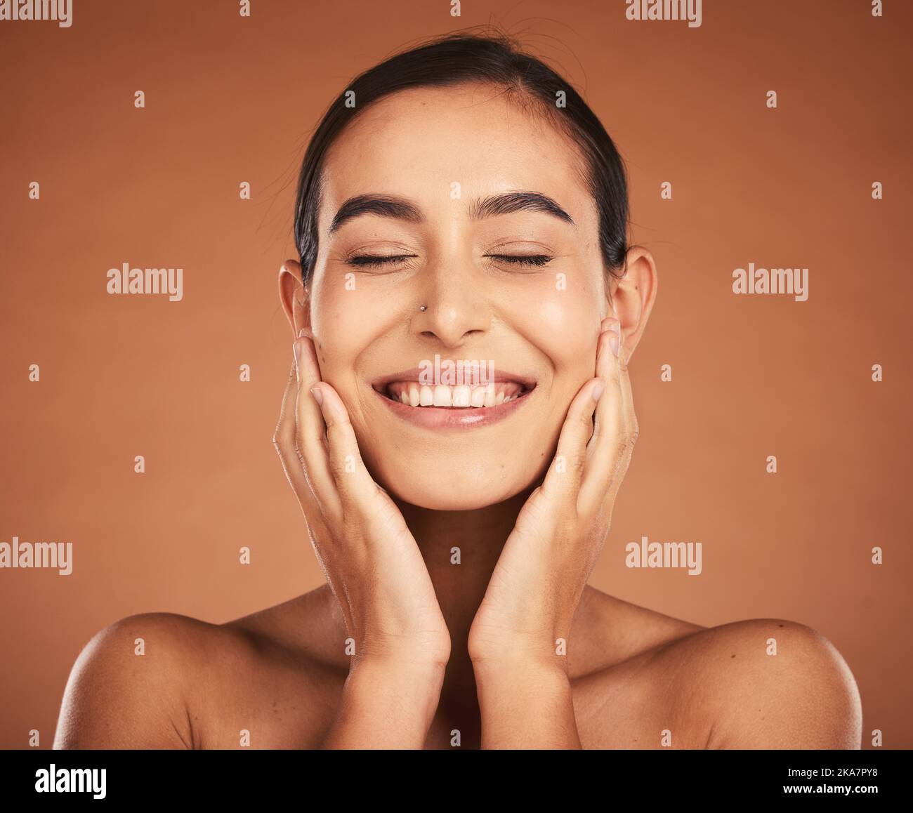 Donna, bellezza e sana cura della pelle del viso con routine cosmetica naturale e organica e cura di sé. Un volto felice, un modello con un sorriso e soddisfatto Foto Stock