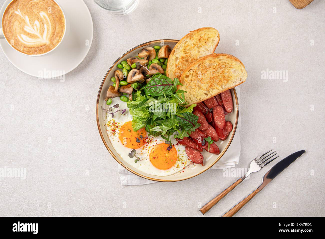 Colazione inglese classica con uova fritte Foto Stock