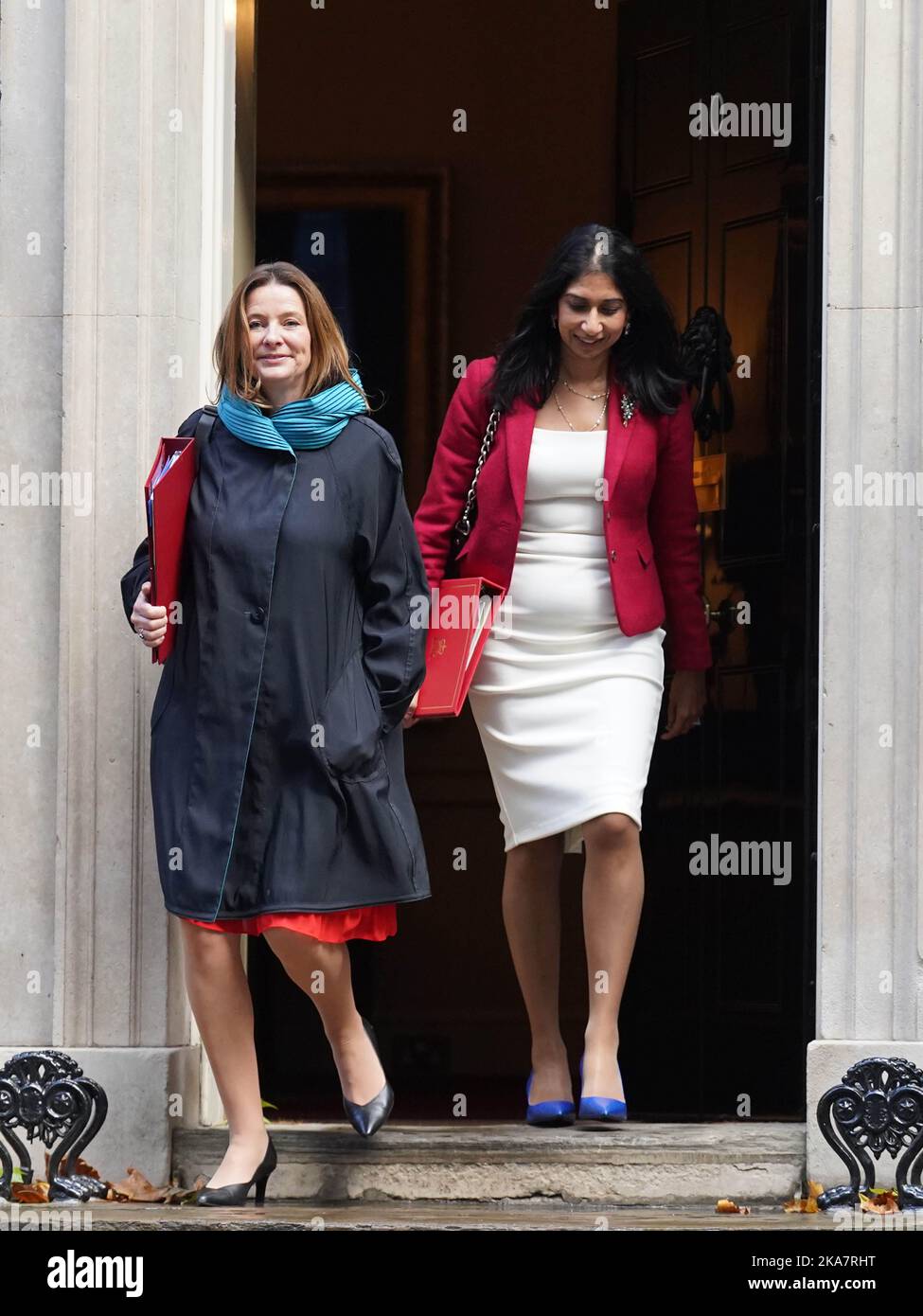 Il segretario all'istruzione Gillian Keegan (a sinistra) e il segretario generale Suella Braverman lasciano il 10 di Downing Street, Londra, dopo una riunione del gabinetto. Data immagine: Martedì 1 novembre 2022. Foto Stock