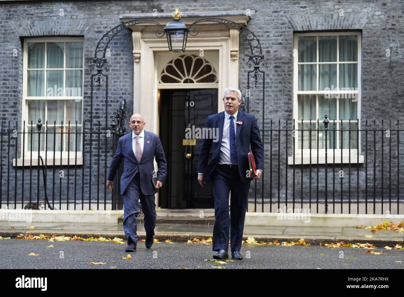 Il Ministro senza portafoglio Nadhim Zahawi (a sinistra) e il Segretario alla Salute Steve Barclay lasciano 10 Downing Street, Londra, dopo una riunione del Gabinetto. Data immagine: Martedì 1 novembre 2022. Foto Stock