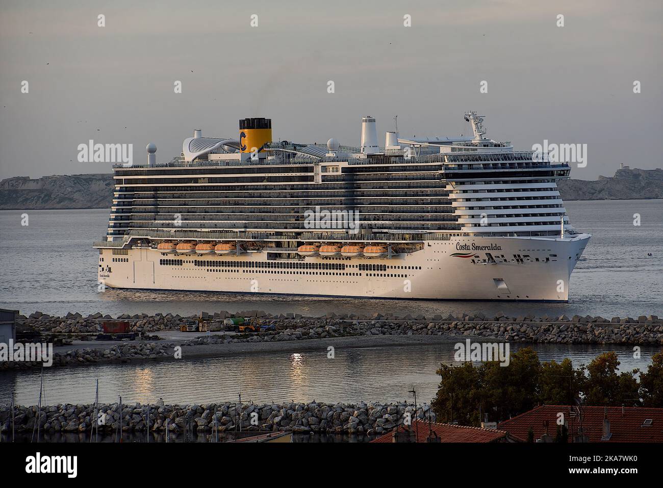 Marsiglia, Francia. 30th Ott 2022. La nave da crociera Costa Smeralda arriva al porto mediterraneo francese di Marsiglia. (Foto di Gerard Bottino/SOPA Images/Sipa USA) Credit: Sipa USA/Alamy Live News Foto Stock