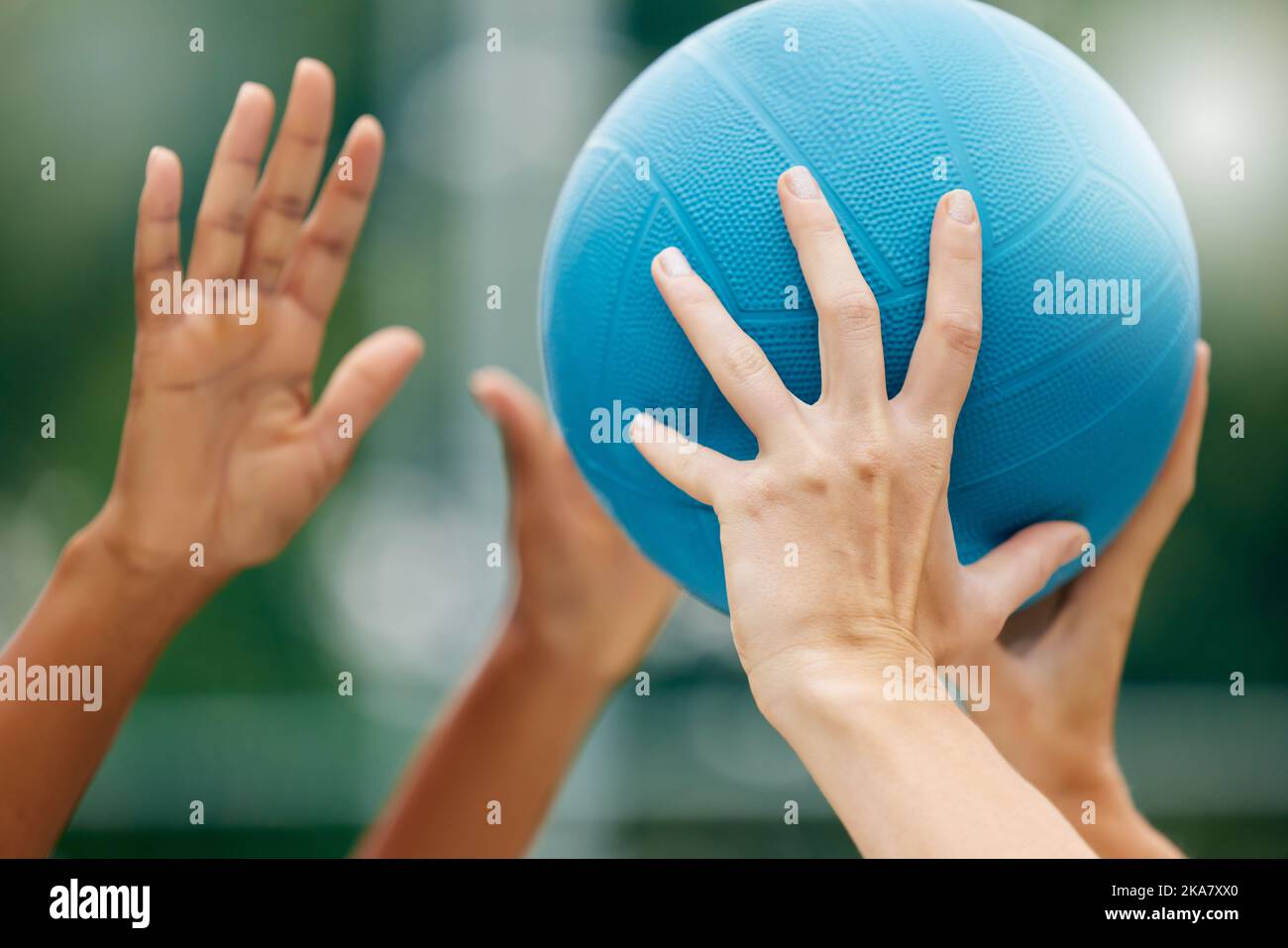 Il netball, lo sport e l'atleta hanno a disposizione palla, gioco e sfida su un campo nel parco urbano all'aperto. Donne, sport fitness e stile di vita sano Foto Stock