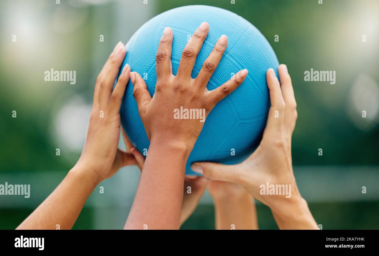 Netball, mani e donna che tengono una palla durante un gioco per il supporto, il lavoro di squadra o l'allenamento insieme. Sport, comunità e collaborazione per un team di Foto Stock