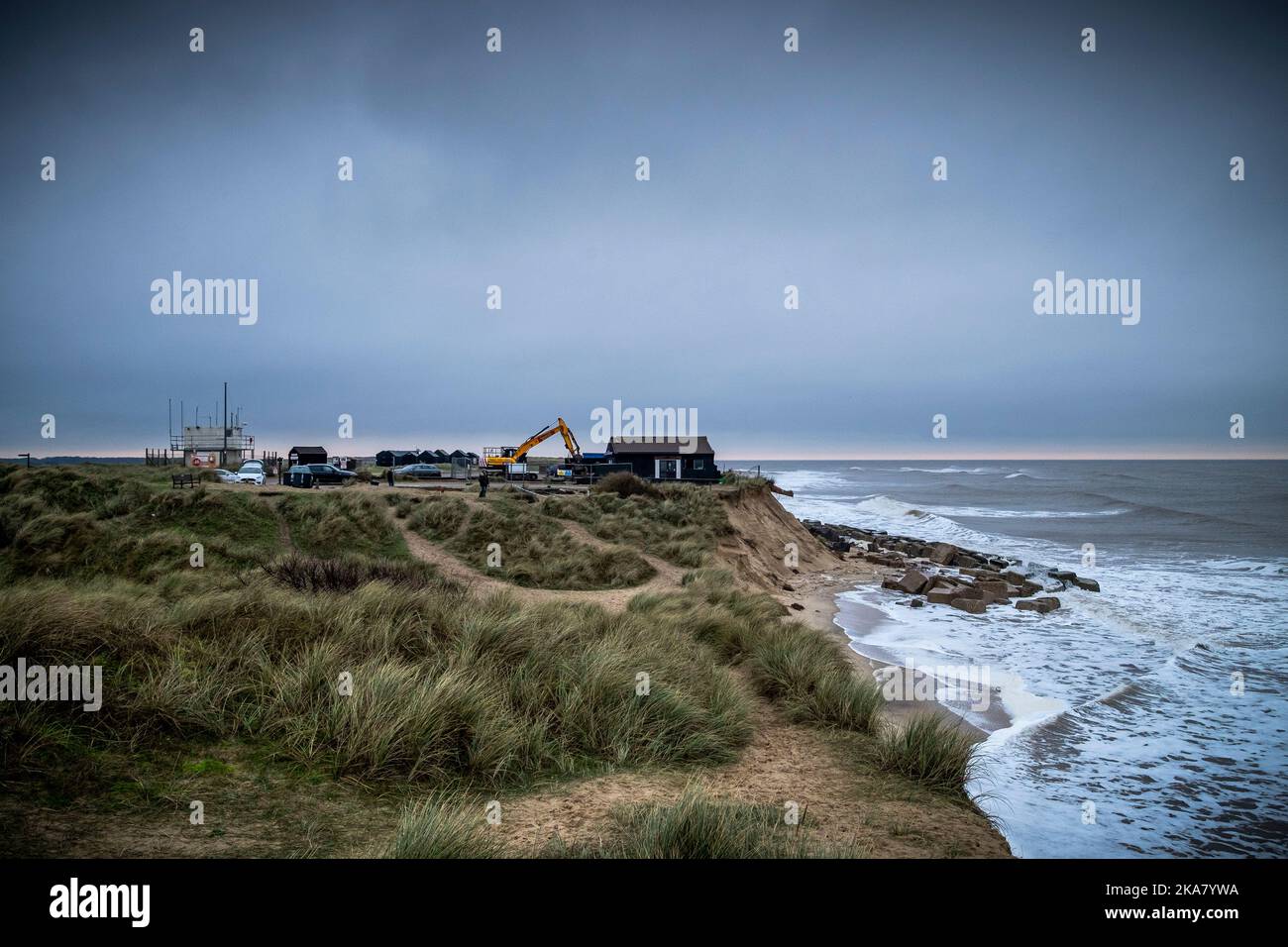 Dunes Cafe Demolition, Winteron-on-Sea, Norfolk, 4th dicembre 2020 Un caffè sulla costa Norfolk è stato demolito oggi dopo alte maree finalmente eroso la spiaggia di Winterton-on-Sea vicino GT Yarmouth, dove i proprietari di terra avevano trascorso molti anni e 10's di migliaia di sterline cercando di fermare l'erosione. Il caffè Dunes, popolare tra gli escursionisti costieri e gli osservatori di foche è stato aperto nei primi anni '70 Fotografia di Jason Bye t: 07966 173 930 e: mail@jasonbye.com w: www.jasonbye.com Foto Stock