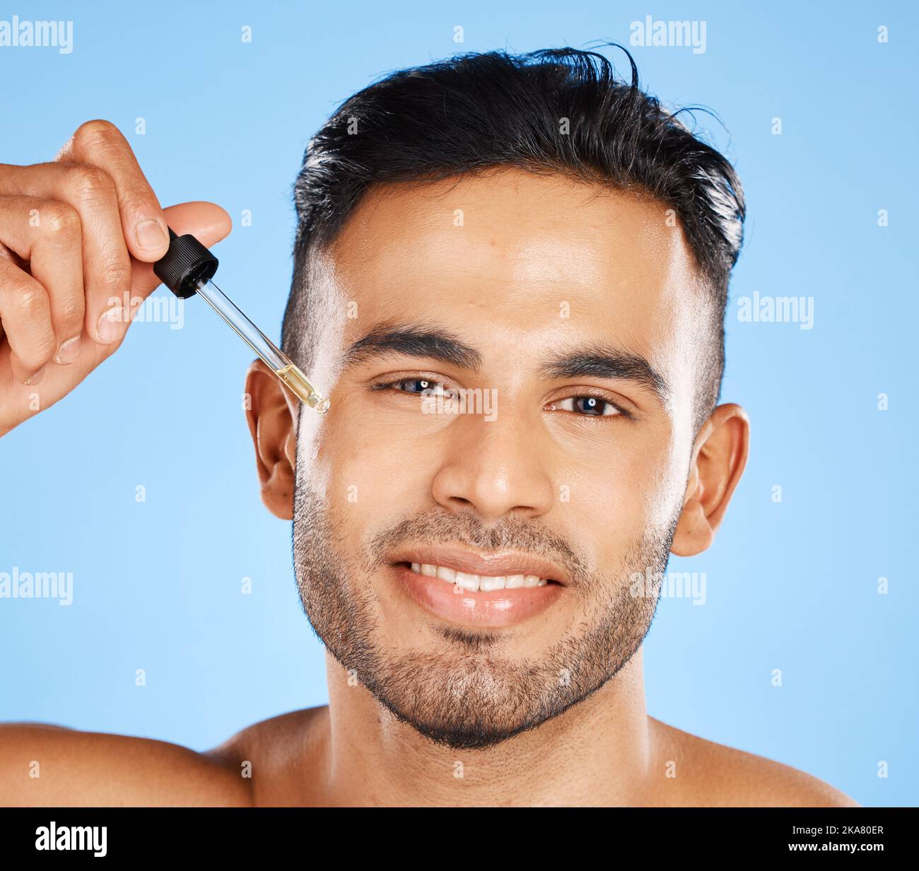 Bellezza, cura della pelle del viso e uomo con siero per idratazione della pelle incandescente, anti invecchiamento o protezione della pelle del viso. Felice ritratto estetico del modello con Foto Stock