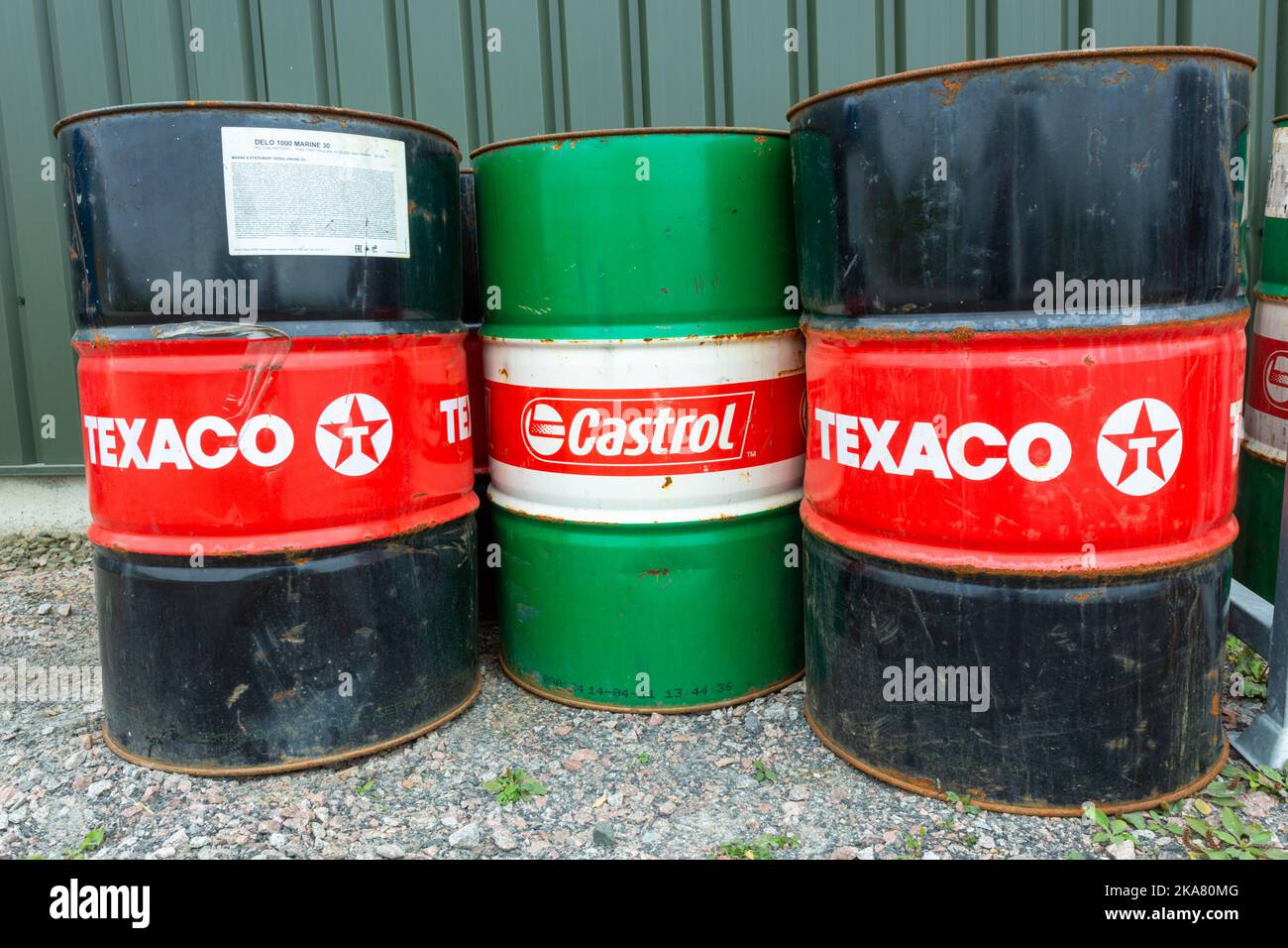 Fusti di olio Texaco e Castrol in un cortile Foto Stock