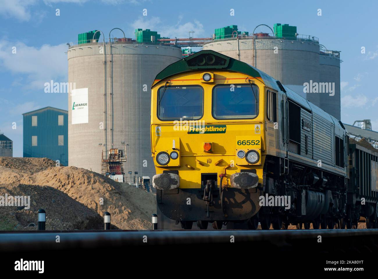 Locomotiva ferroviaria di classe 66 nella livrea Freightliner che lavora nello stabilimento Lafarge Greenhithe di Dartford, Inghilterra. Foto Stock