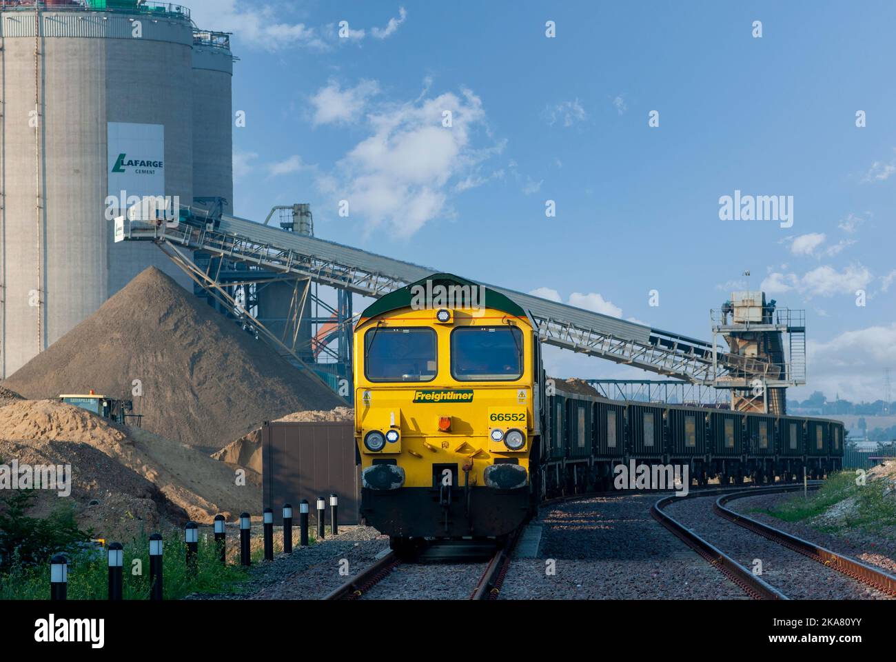 Locomotiva ferroviaria di classe 66 nella livrea Freightliner che lavora nello stabilimento Lafarge Greenhithe di Dartford, Inghilterra. Foto Stock