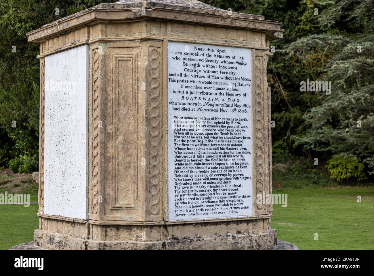 La tomba di Boatswain, Newstead Abbey, Nottinghamshire, Inghilterra, Regno Unito Foto Stock