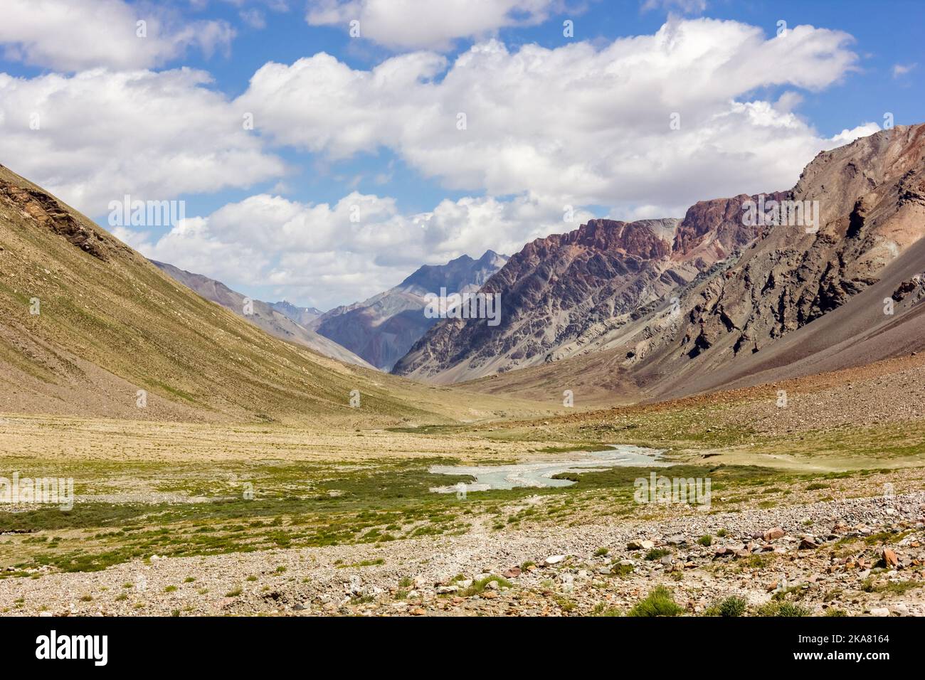 Il fiume Kargyak che scorre attraverso le montagne della catena montuosa di Zanskar sul percorso di trekking Darcha Padum nell'Himalaya indiana. Foto Stock