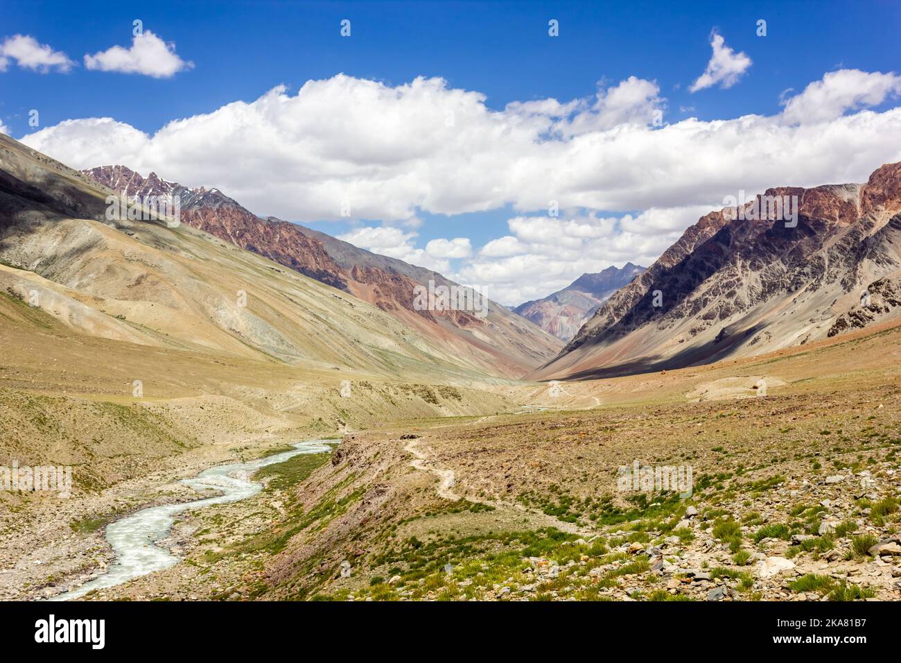 Bellissimo paesaggio panoramico delle montagne della gamma Zanskar intorno al villaggio di Kargyak sul sentiero di trekking Darcha a Padum in India Foto Stock