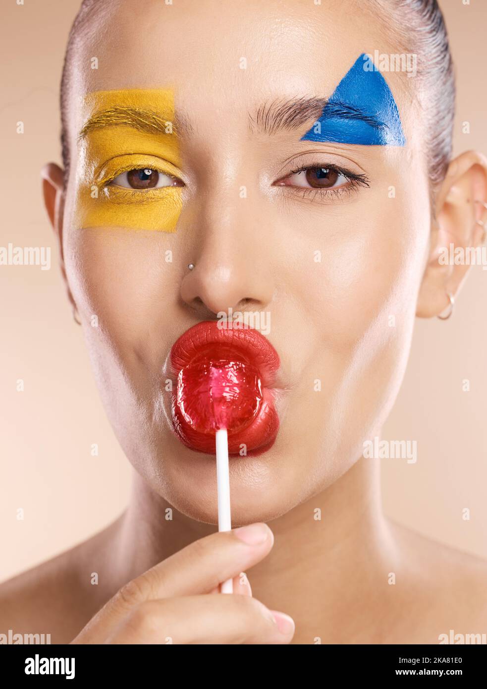 Pittura di bellezza, l'arte del viso e la donna con il trucco creativo, la cura della pelle o cosmetici di lusso per il viso. Colore creatività, lollipop e ritratto di Foto Stock