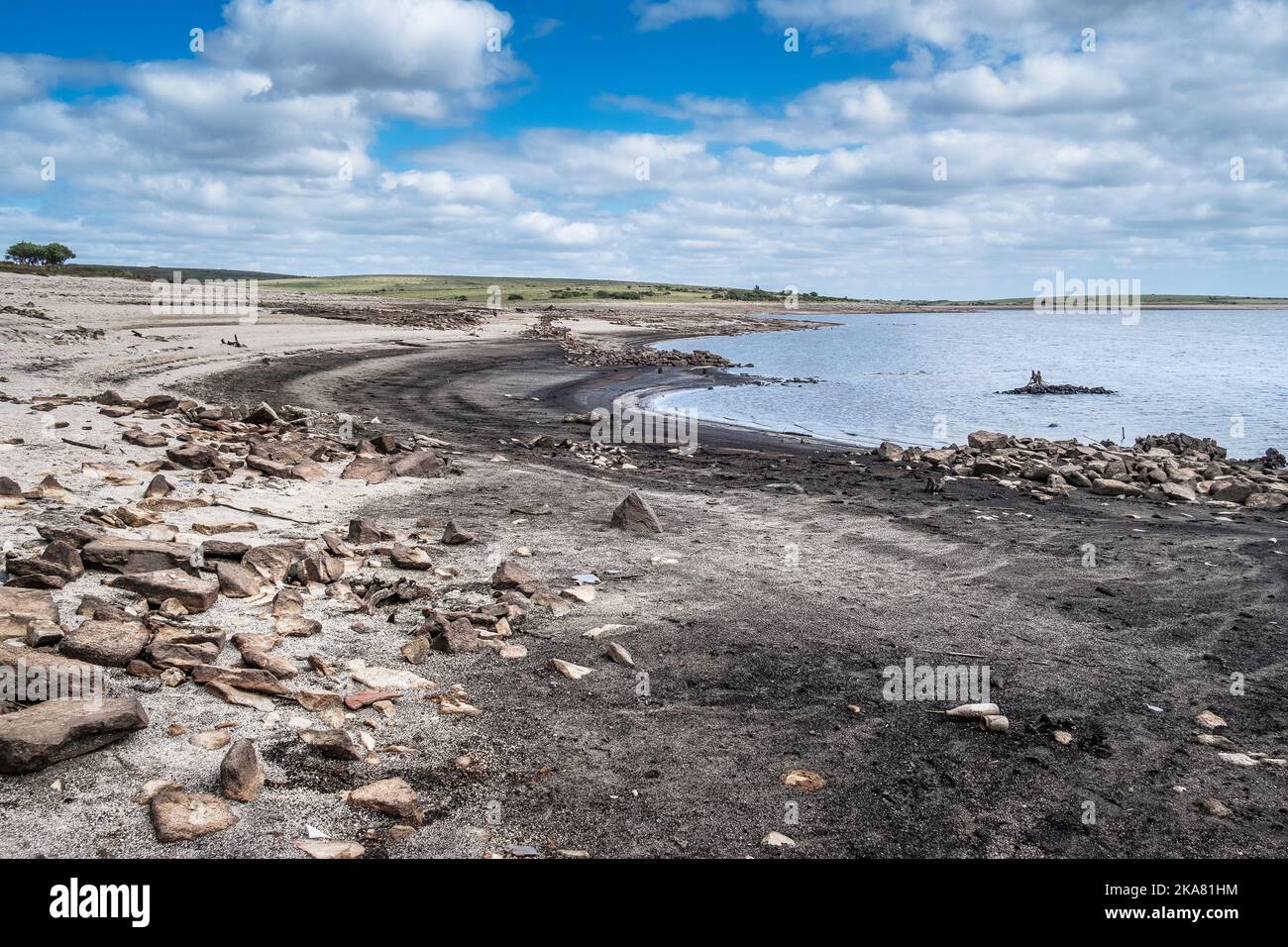 Calo dei livelli dell'acqua causato da gravi condizioni di siccità al lago Colliford Reservoir a Bodmin Moor in Cornovaglia nel Regno Unito. Foto Stock
