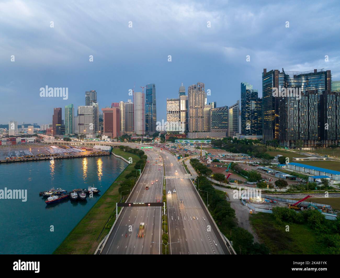 Vista aerea di Singapore al quartiere degli affari della città e al crepuscolo in Singapore, in Asia Foto Stock