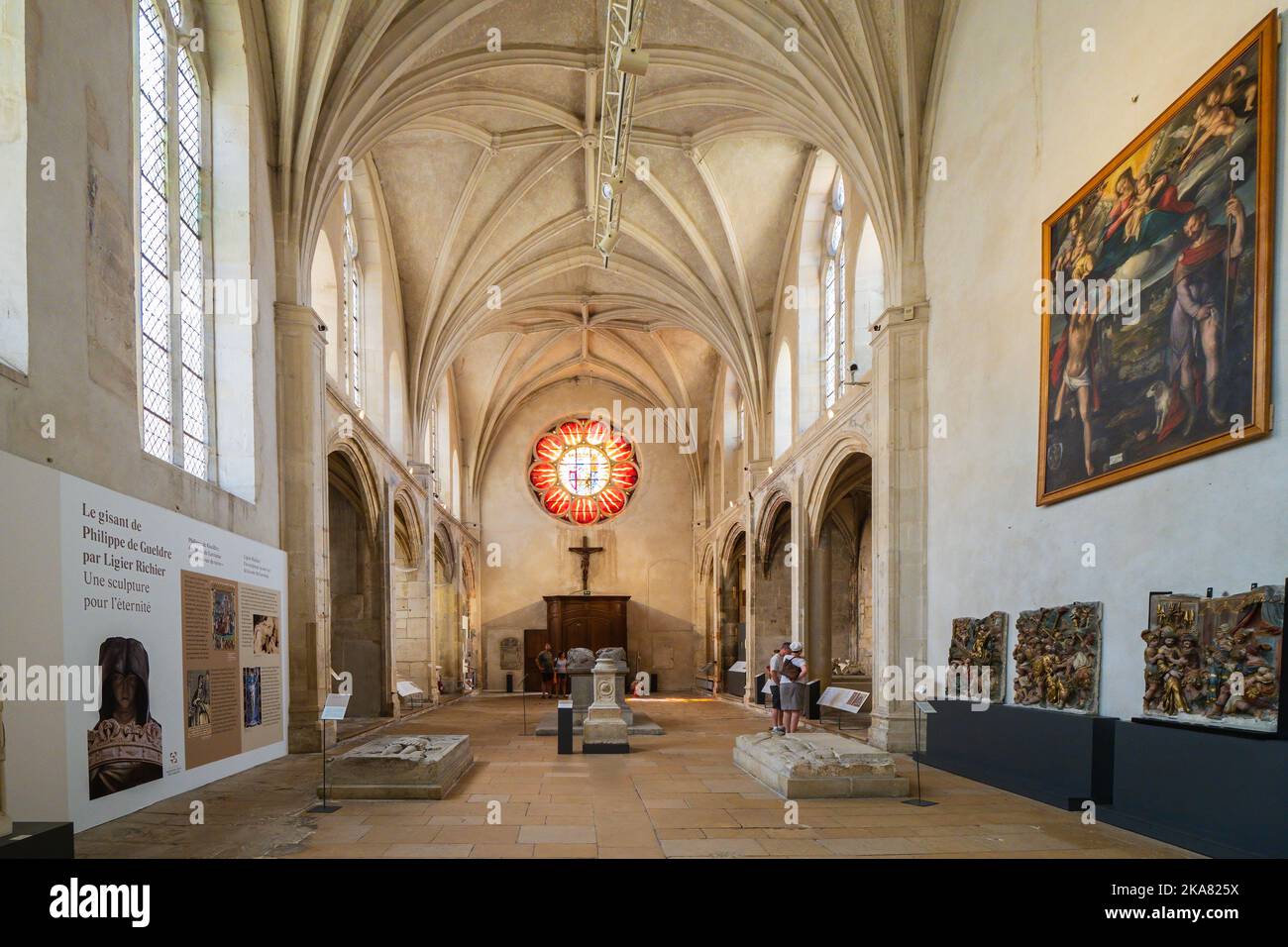 03.07.2022 Nancy, Grand Est, Francia nonostante la sua apparenza, la basilica gotica di Saint-Epvre, che sovrasta il centro storico, fu costruita solo alla fine Foto Stock