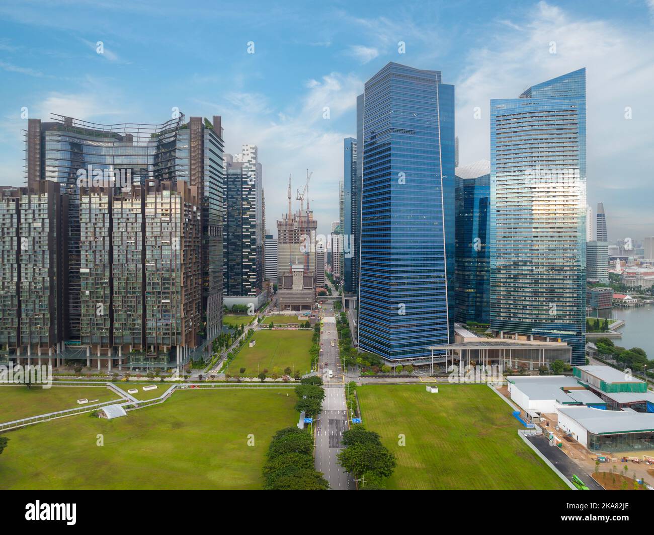 Vista aerea del quartiere finanziario di Singapore e della città al mattino a Singapore, in Asia. Foto Stock