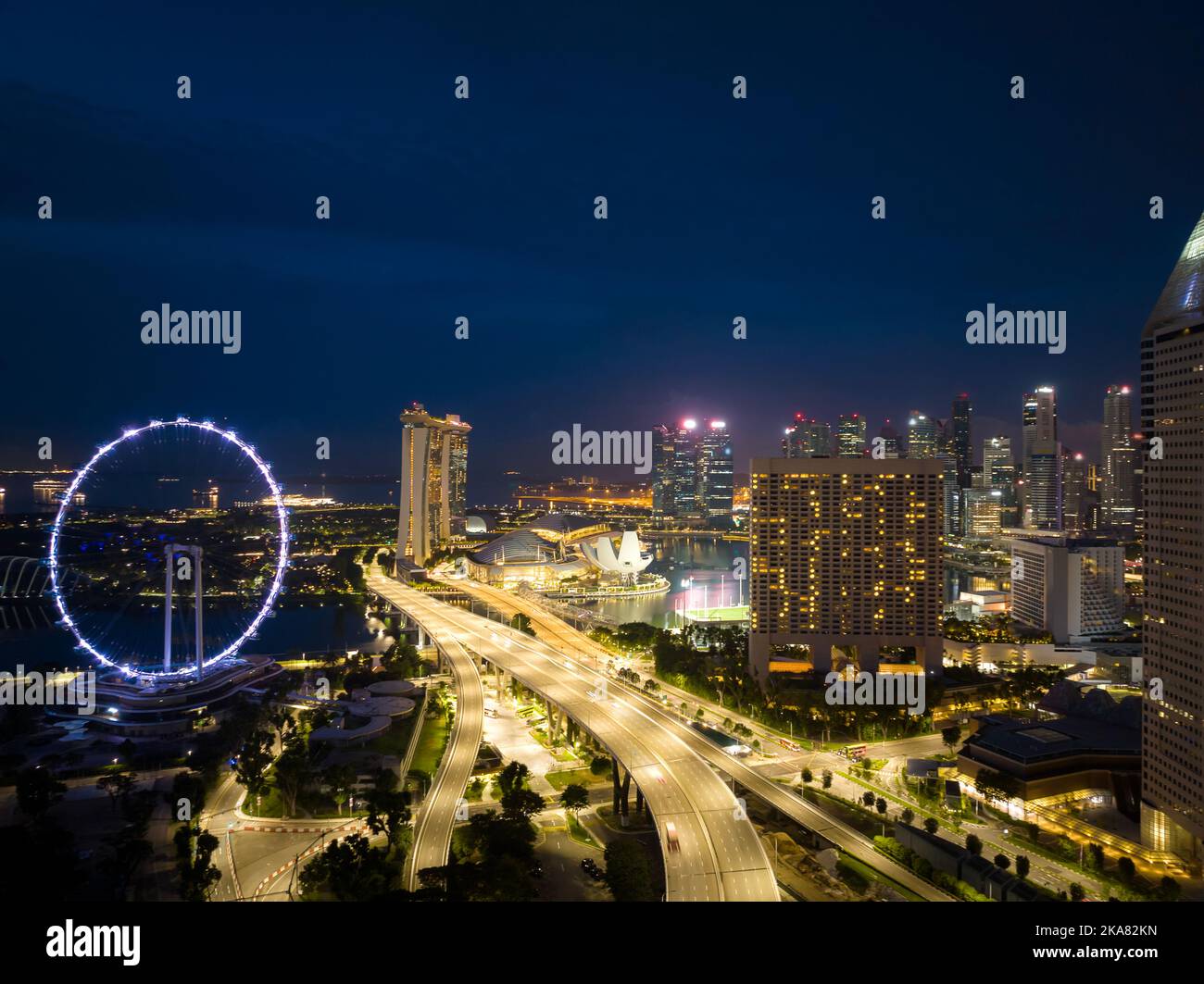 Vista aerea di Singapore al quartiere degli affari della città e al crepuscolo in Singapore, in Asia Foto Stock