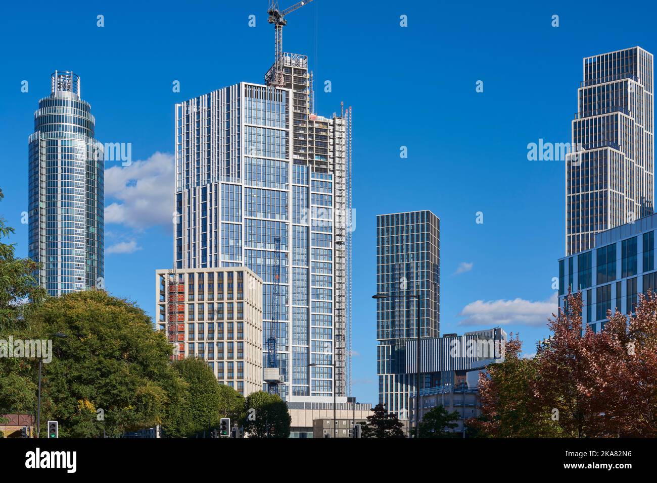 Nuovi edifici di appartamenti nella zona di Nine Elms a sud di Londra, Regno Unito, guardando verso est verso Vauxhall Foto Stock