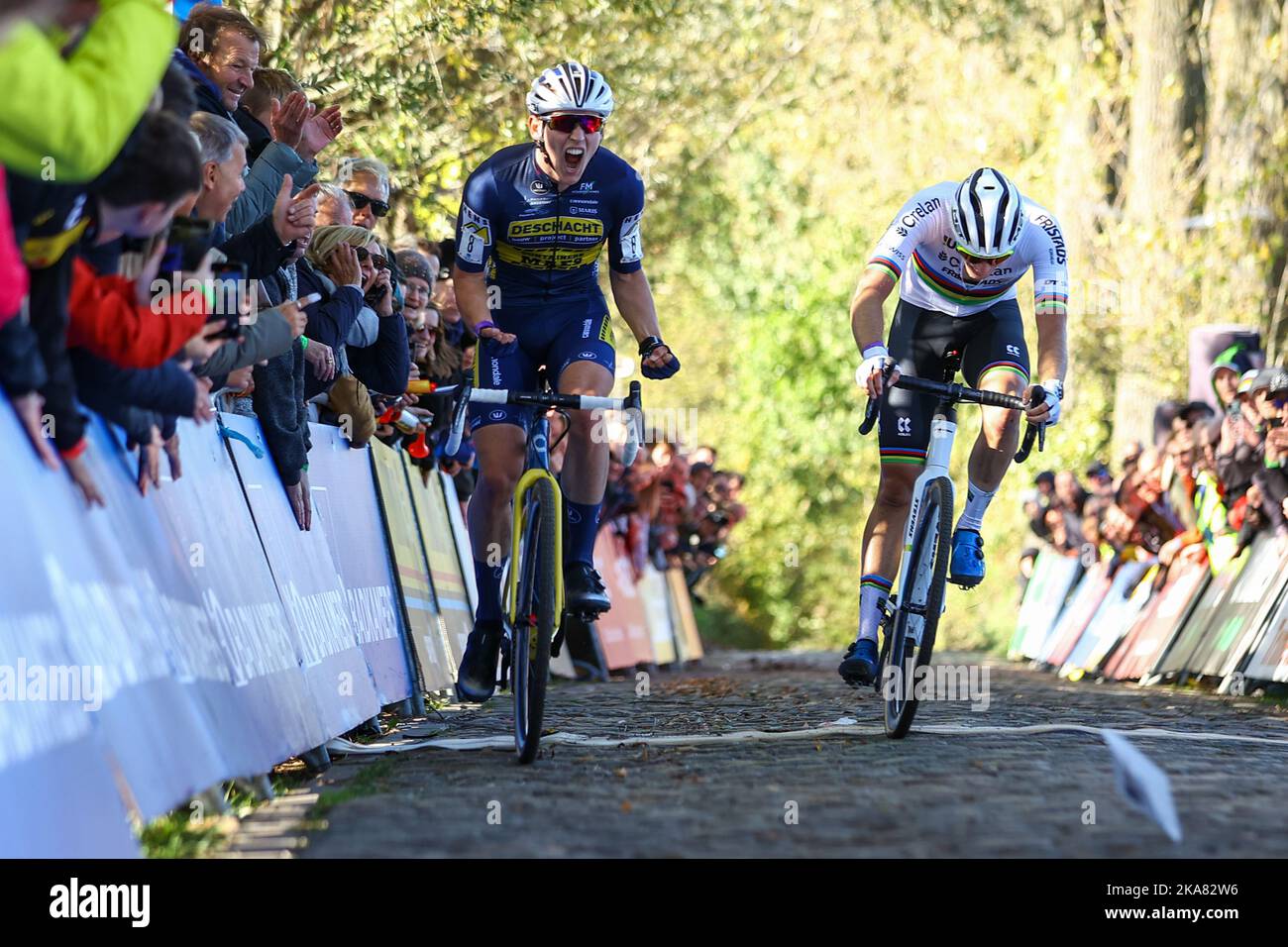 Il belga Victor Van de Putte e il belga Joran Wyseure hanno mostrato in azione durante la gara maschile del U23 durante il Koppenbergcross, la prima gara (su otto) del trofeo Badkamers del X2O, a Melden, martedì 01 novembre 2022. FOTO DI BELGA DAVID PINTENS Foto Stock