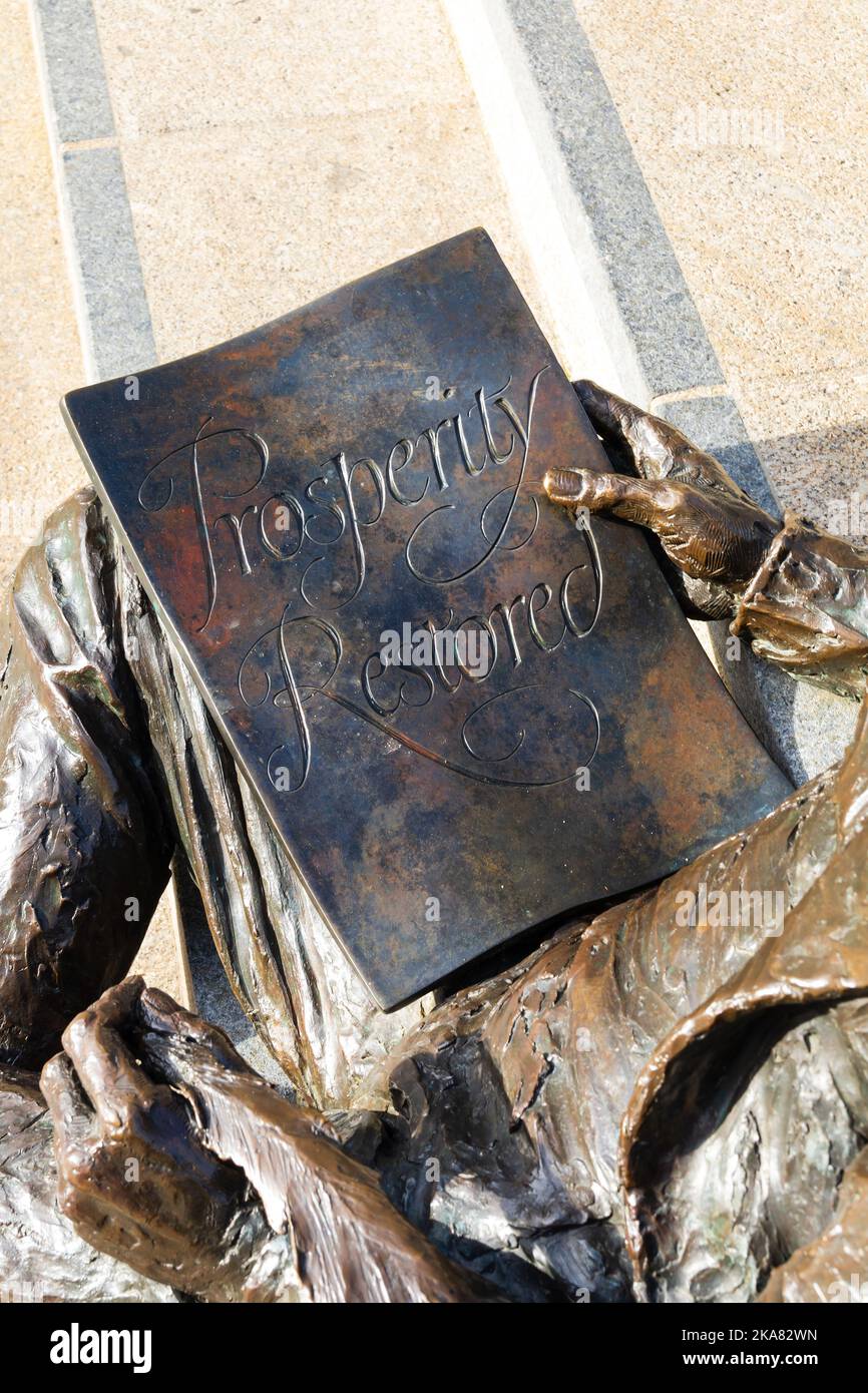 La scrittura restaurata della prosperità sulla statua di bronzo a Sir Thomas Attwood, Chamberlain Square, Birmingham, Warwickshire, West midlands Foto Stock