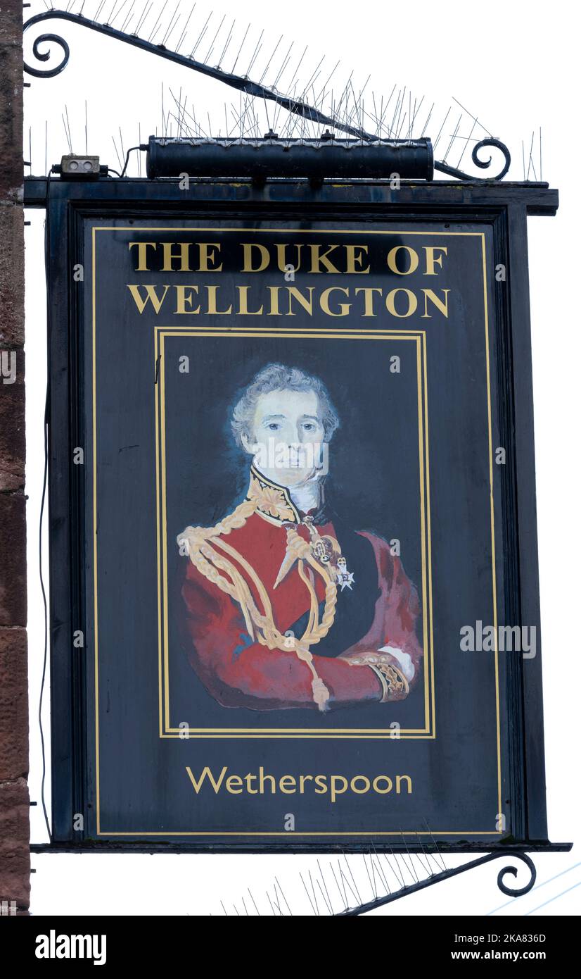 Tradizionale cartello da pub sospeso al Duke of Wellington Public House - Wetherspoon pub - Wellington Square, Minehead, Somerset, Inghilterra, Regno Unito Foto Stock
