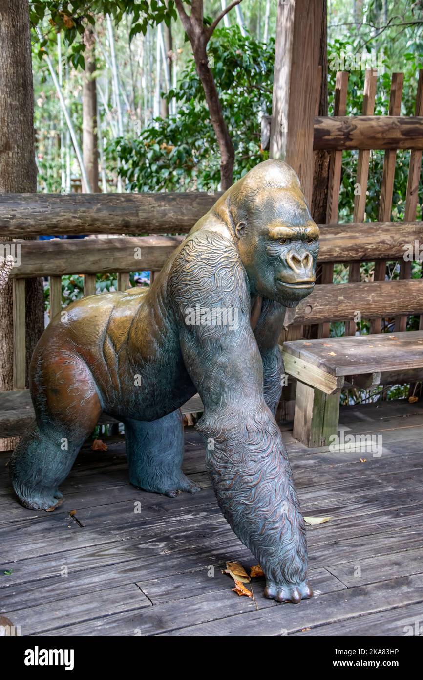 Atlanta USA 8th Ott 2022: Scultura in bronzo del gorilla occidentale della pianura allo Zoo Atlanta di Atlanta, Georgia. Foto Stock