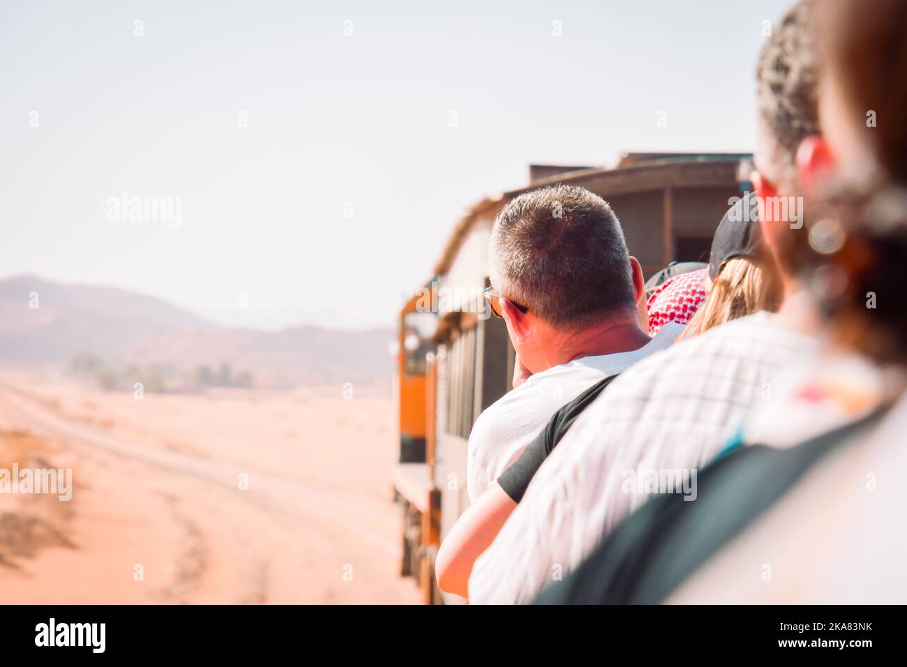 Turista in treno in avventura esperienza treno Hijaz treno dalla 1916. I grandi combattenti della rivolta araba attaccano in wadi rum. Attività popolari Giordania Foto Stock