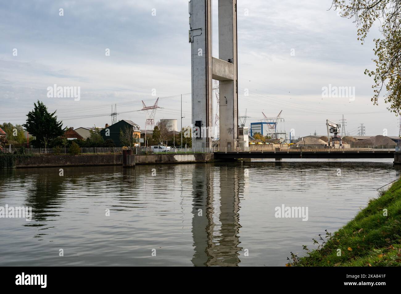 Zemst , Regione del Brabante Fiammingo, Belgio, 10 30 2022 - Ponte e porto industriale sul canale con dintorni naturali Foto Stock