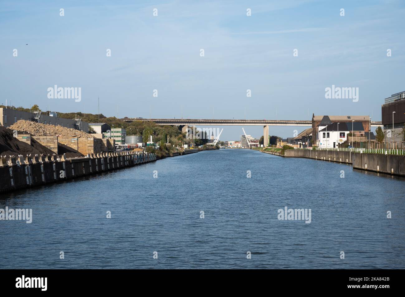 Zemst, Regione del Brabante Fiammingo, Belgio, 10 30 2022 - attività industriale intorno al fiume Dorse e al canale del Mare di Scheldt Foto Stock