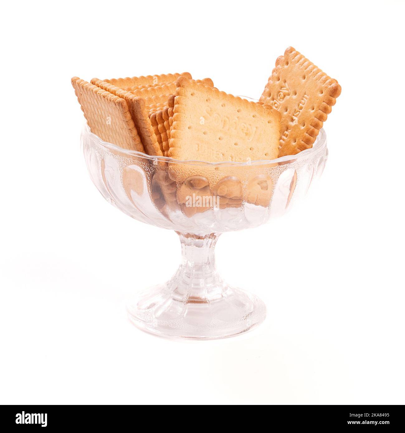 I cracker hanno scattato un primo piano con un obiettivo macro su sfondo bianco, concetto di ristorante Foto Stock