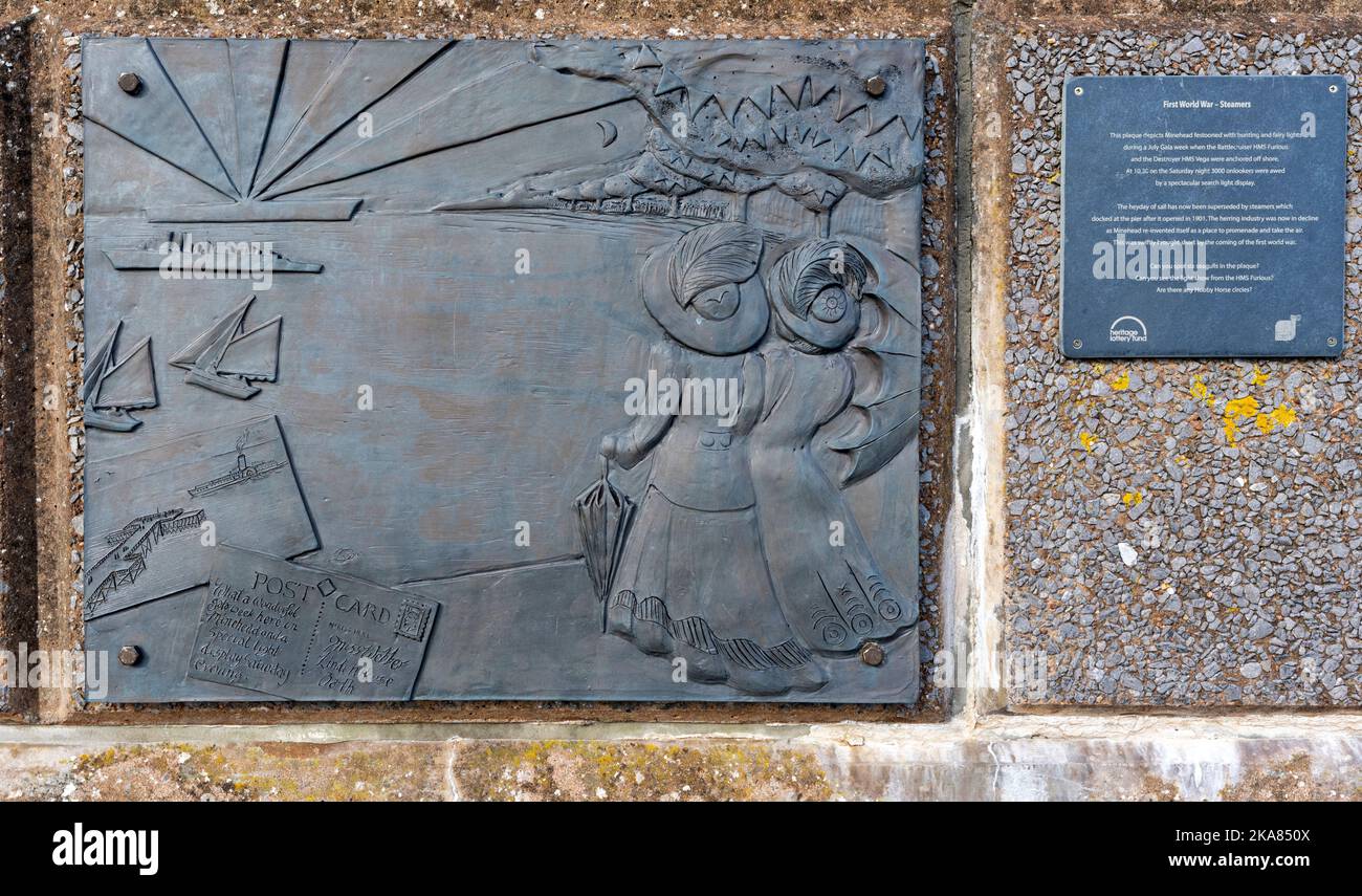 Targa del patrimonio di sue Webber sul Muro del Quay a Minehead raffigurante i sette anni del patrimonio marittimo a Quay Town Minehead, Somerset, Inghilterra, Regno Unito Foto Stock