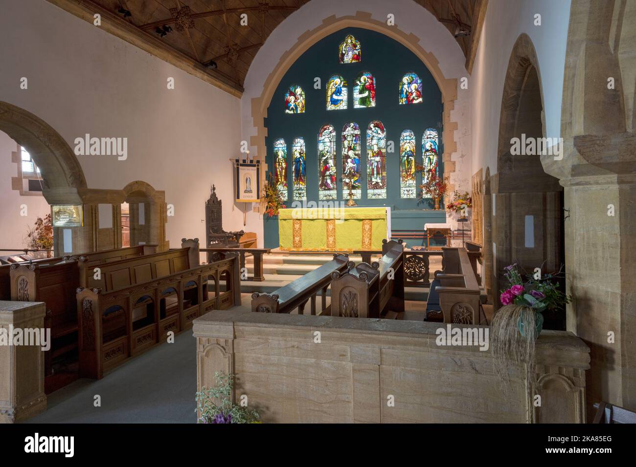 Chiesa parrocchiale di Santa Maria Vergine, Lynton, North Devon, Devon, Inghilterra, UK - veduta interna del coro e dell'altare Foto Stock