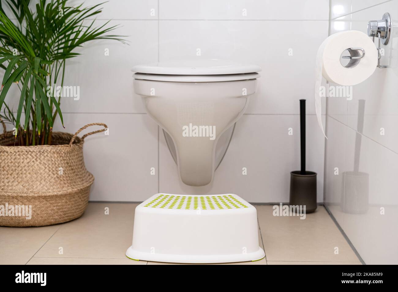Dispositivo di sollevamento per la postura adatto per la defecazione in toilette. Posizioni sane per defecare. Foto Stock