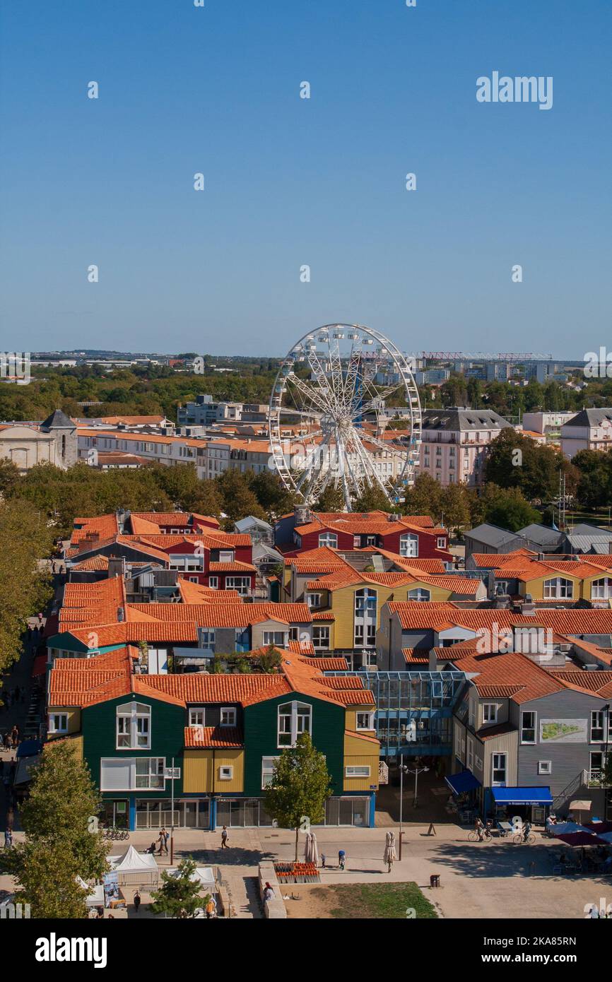 La Rochelle (Francia) Vista della città con la sua grande ruota Foto Stock