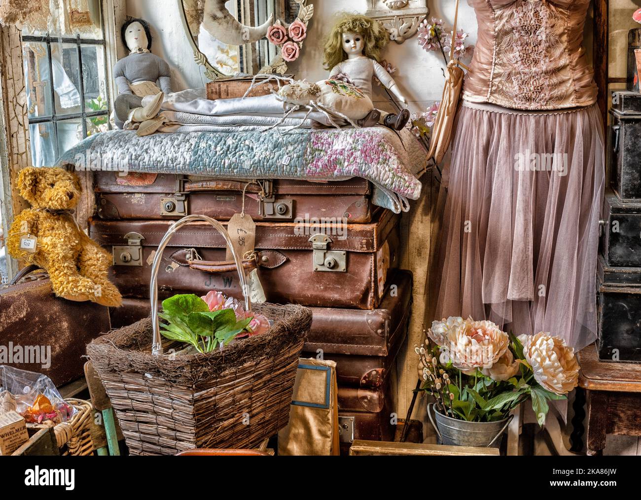 Vista interna di un negozio di antiquariato che mostra oggetti d'antiquariato, bric-a-brac e oggetti da collezione in vendita. Foto Stock