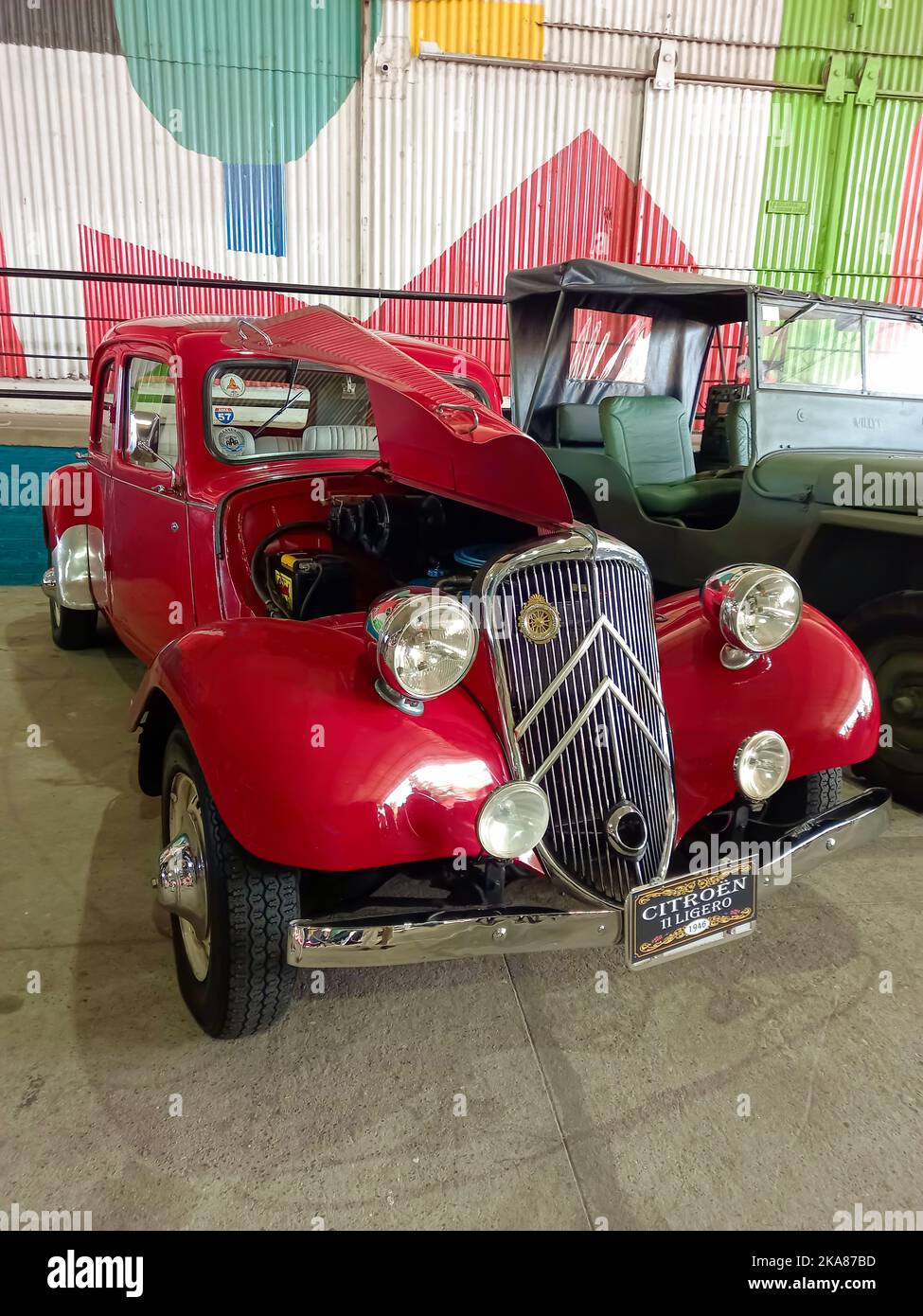 Vecchio rosso elegante Citroen 11 Traction Avant Legere in un magazzino cantiere. Vista frontale. Griglia. Logo. Expo Fierro 2022 mostra auto classica. CopySpace Foto Stock