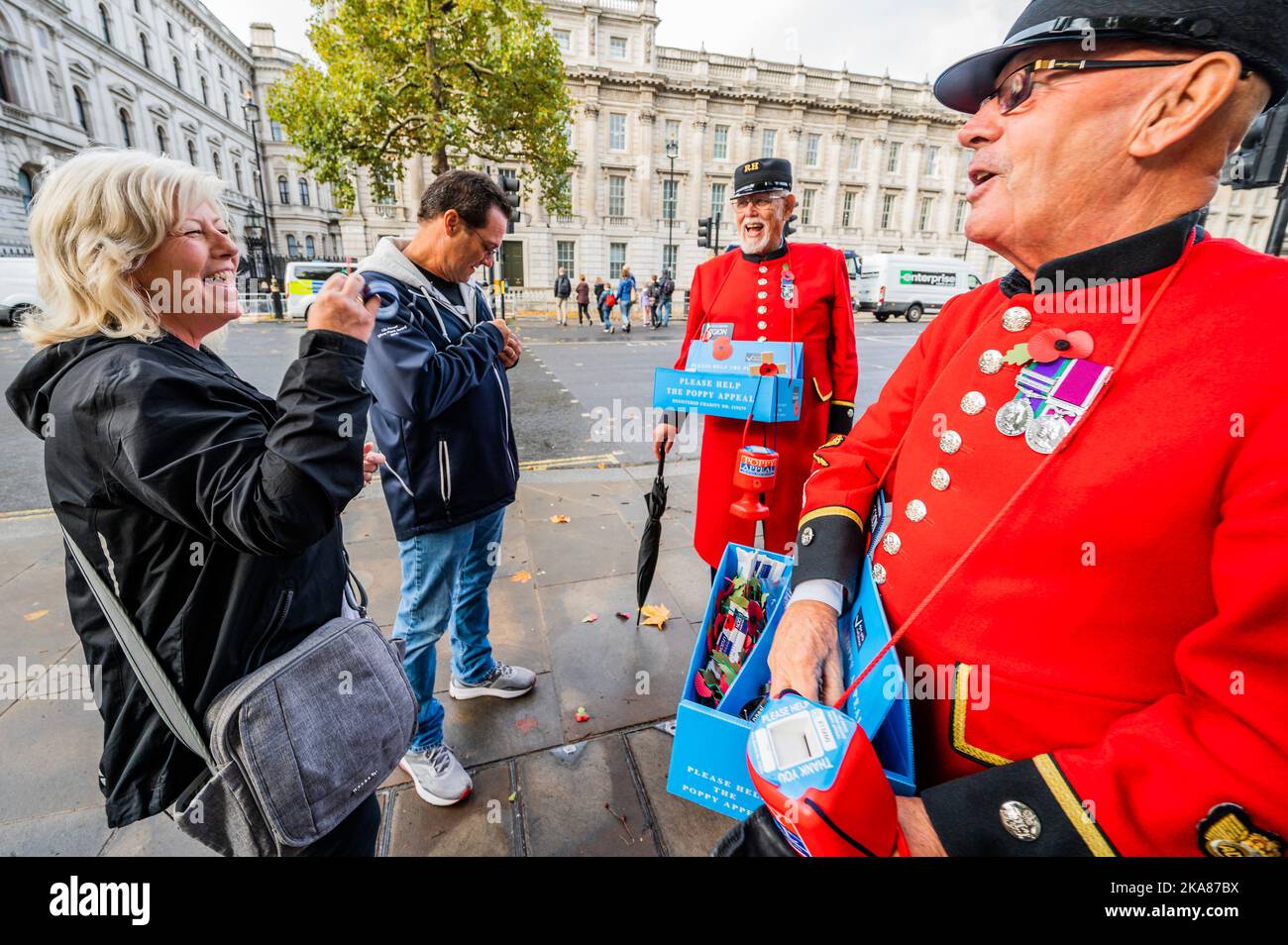 Londra, Regno Unito. 1st Nov 2022. I pensionati di Chelsea vendono papaveri a Whitehall a due turisti canadesi. Ciò fa parte dell'appello annuale di Poppy organizzato dalla legione britannica reale e inoltre fa parte dell'atto annuale di ricordo per i caduti. Credit: Guy Bell/Alamy Live News Foto Stock