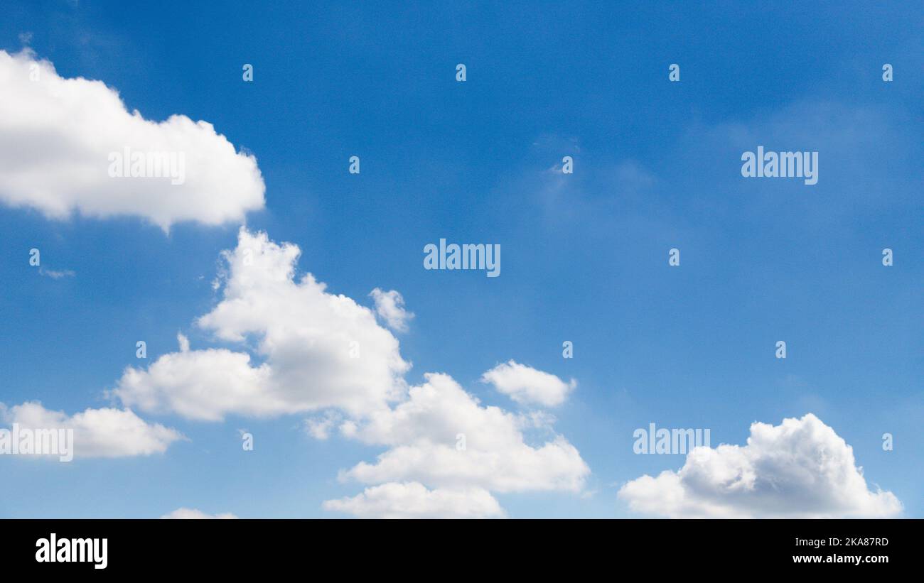 Nuvole bianche e sfondo blu cielo sulla luce del giorno, cielo panoramico Foto Stock