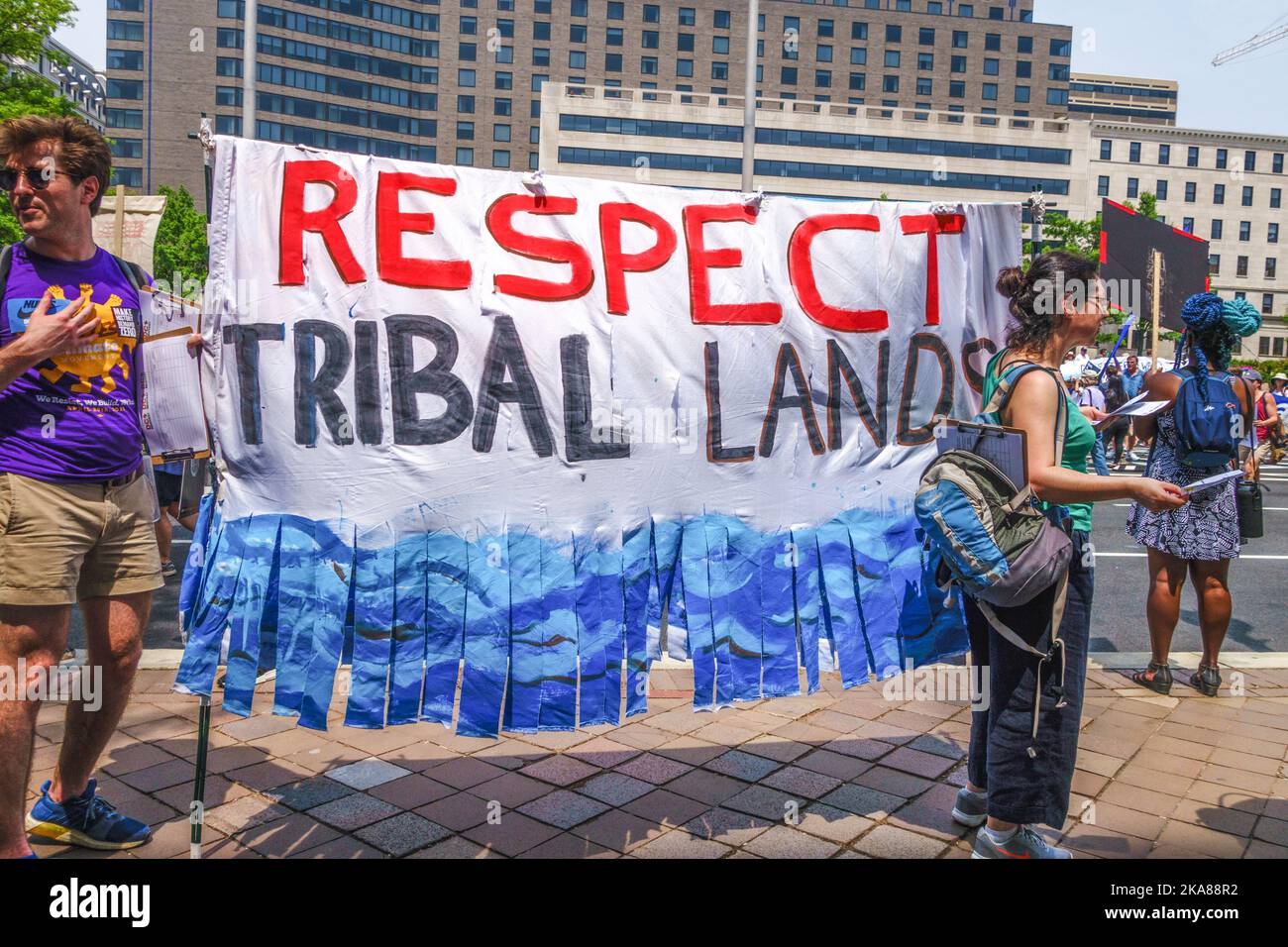 Washington, DC, US-29 aprile 2017: I manifestanti della manifestazione sul cambiamento climatico hanno un cartello con la scritta "RESPECT Tribal Lands". Foto Stock