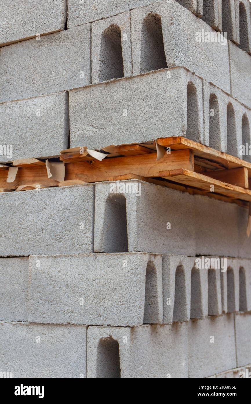 Goiânia, Goias, Brasile – 30 ottobre 2022: Una pila di grondaie di cemento che sono in mostra per la vendita. Foto Stock