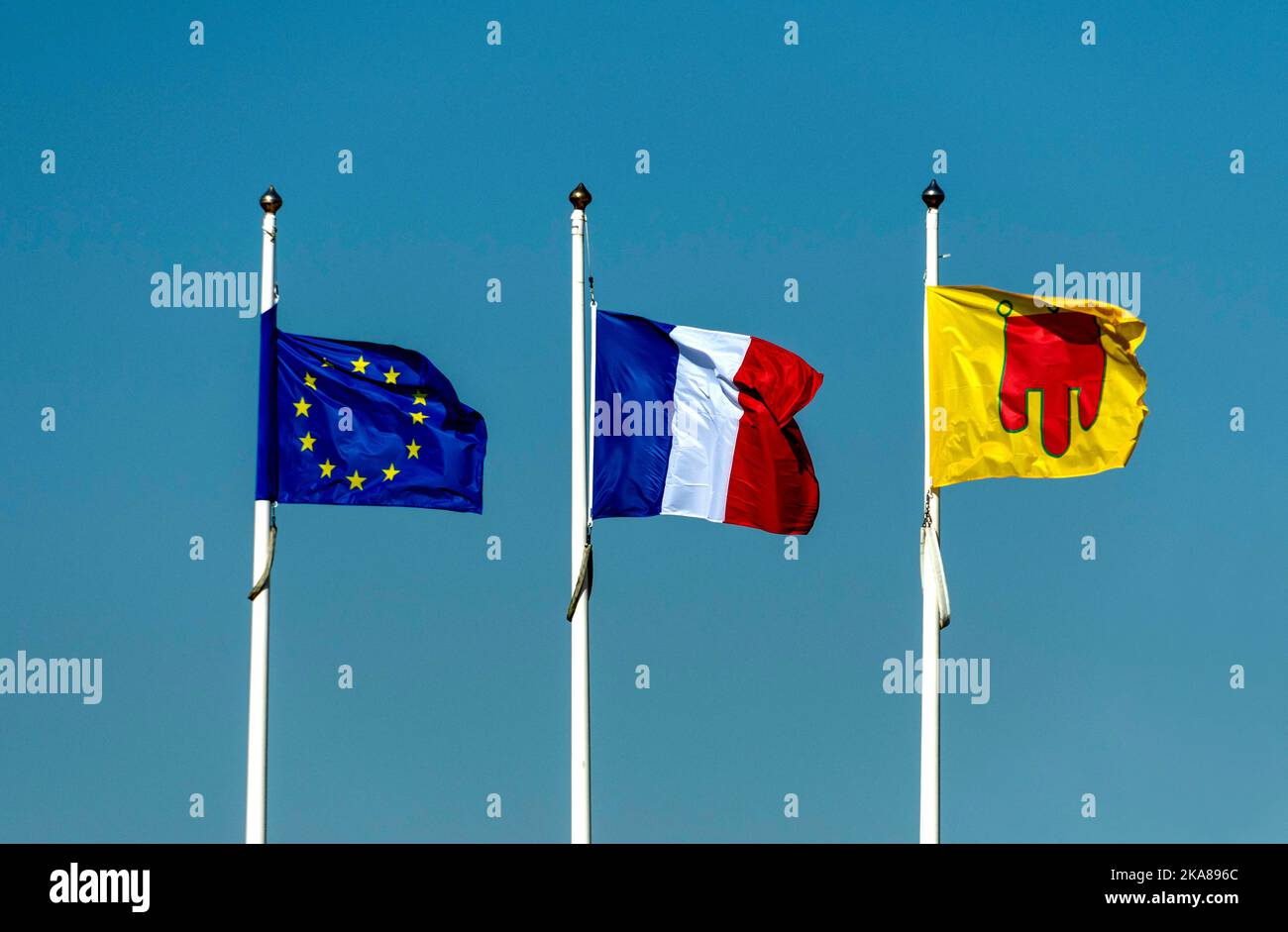 Bandiere d'Europa, Francia e Auvergne che sbattono nel vento sotto un cielo blu Foto Stock